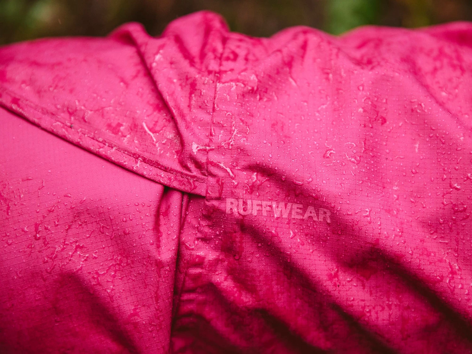 Ruffwear Sun Shower™ Regenmantel Für Hunde Hibiscus Pink 7 Ruffwear Sun Shower™ Regenmantel Für Hunde Hibiscus Pink – Bild 7