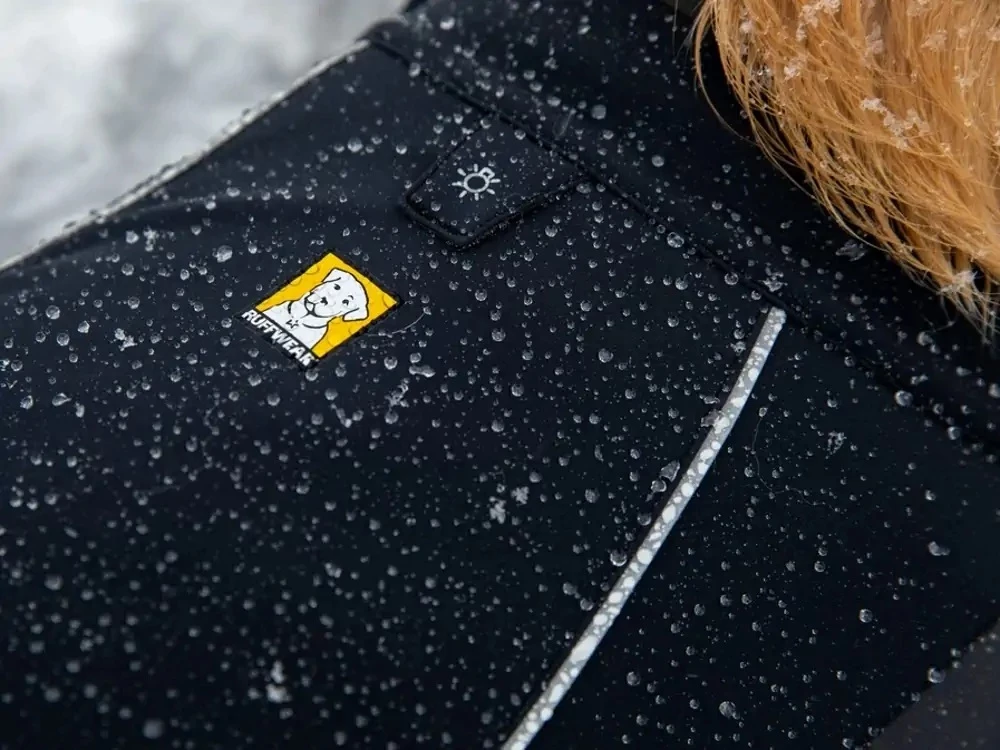 Ruffwear Cloud Chaser™ Winter Softshell Hundemantel Obsidian Black 3 Ruffwear Cloud Chaser™ Winter Softshell Hundemantel Obsidian Black – Bild 3